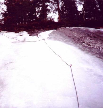 Ligger 10meter till vänster om stora fallet. Är ofta tunt att sätta skruvar och kan ha en svår start då isen inte går hela vägen ner, topprep går enkelt att sätta här. Susseväggen: WI2, 15meter M.