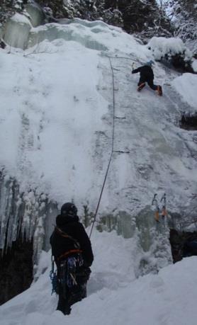 Gullvert 2003 Grottan är som det låter en grotta som ligger 100meter söder ut från Vättarna en bit upp i skogen.