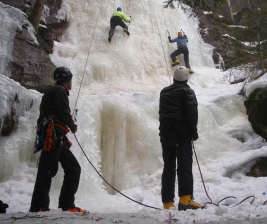 Från Kungsäter kör mot Torestorp, du får efter 2800meter en sjö på höger sida och en stor parkering på vänster sida.