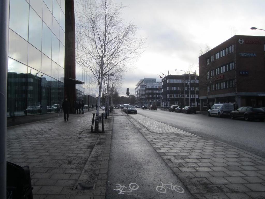 Öster om korsningen med Blåfjällsgatan är gatan ombyggd med separat cykelbana.