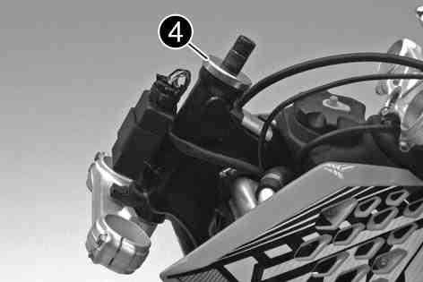 Skydda motorcykeln och komponenterna mot skador med hjälp av en presenning. Vecka inte kablar och ledningar. C00008-10 Ta bort skyddsringen.