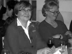 Klasskamraterna Anita Andersson Hedenström och Britt Hellstrand med vin i glasen