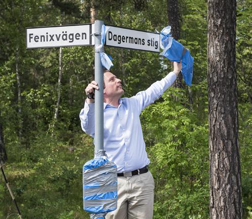 En guldbagge på kyrkväggen Bäverstigen blev Dagermans stig Eneby torg är en ny hemvist för en mycket ovanlig och speciell insekt Karl Axel Pehrsons Guldbagge.