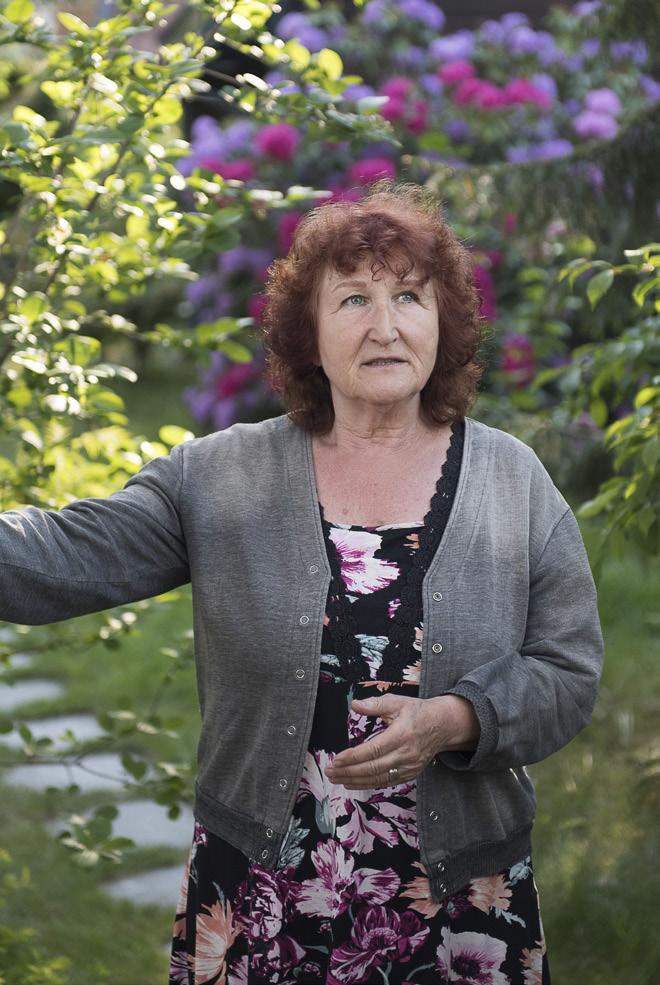 Vi sökte en trädgård och fann ett paradis! I förra numret av Gårdsnytt efterlyste vi en trädgård att besöka. Det dröjde inte länge förrän Regina Ponsell på Fenixvägen hörde av sig.