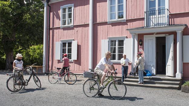 Deltagarna fick på olika stopp-platser höra om Enebyberg förr och nu av lokala guider. De var längst norrut och hörde om Almgrens trädgårdar.