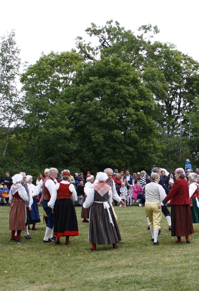 Midsommarfirande Morgonen inleddes med småregn och kraftig blåst. Emellertid ordnade det upp sig och trots få deltagare kunde stången resas på utsatt tid.