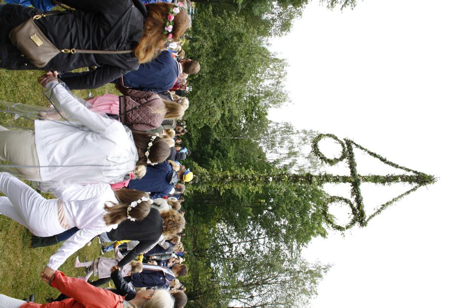 Trots det oberäkneliga vädret var besöksantalet gott. När vi öppnade serveringen och folkdanslaget från Danderyd började dansa anlände allt fler besökare.