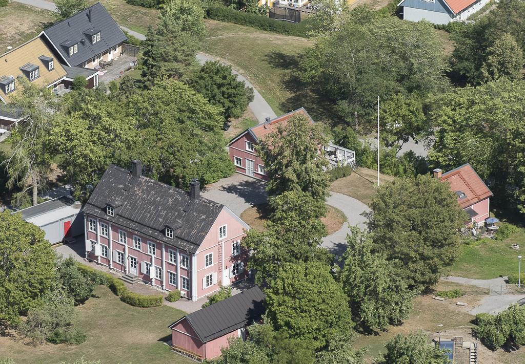 Helikopterflygning Det blev ett stort antal starter när vår förening med HeliAir ordnade rundflyg över Enebyberg.