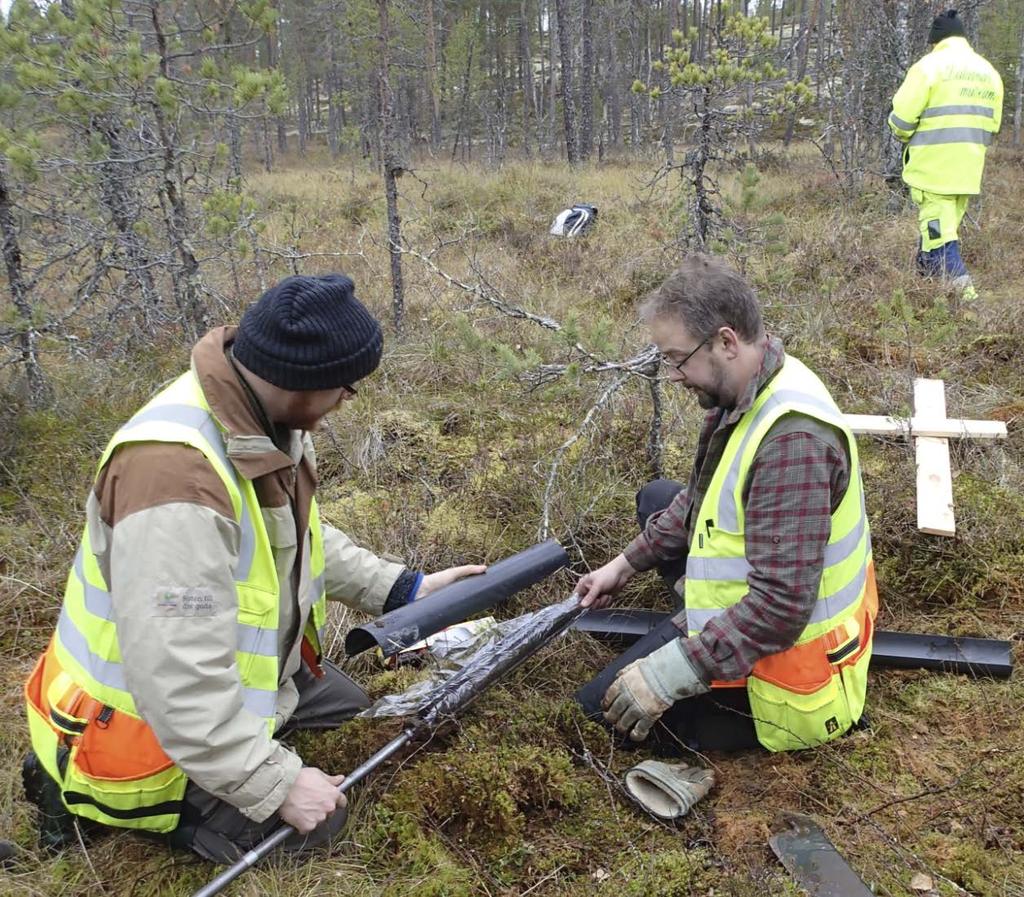 Figur 3. Prov 91,5-141,5 cm paketeras för transport vid provpunkt S2P2. Mattias Sjölander och Samuel Ericsson från MAL syns närmast på bilden.