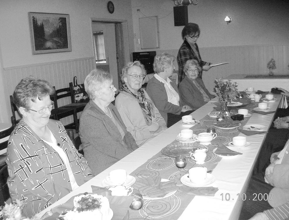 Många systrar hade ställt upp med både skjuts och värdinnebestyr, Carita Lökström och Valborg Eklund serverade ett väldoftande kaffe, Inger Ahlgren hade bakat bullarna och Ruth Schmidt-Ahlfors bjöd