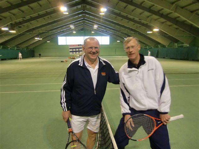 Men nej, den slipade Hans Jell började ballongspela och fick därmed Sven ur sin vinnande rytm. Seger för världstrean med 6-7, 6-3, 6-3.