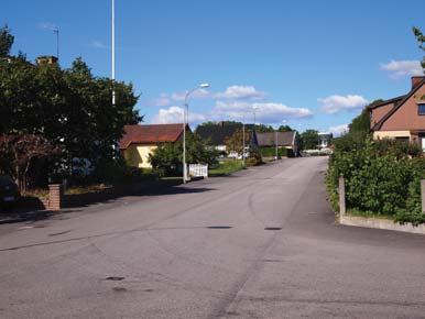 och fl erfamiljshus framför.