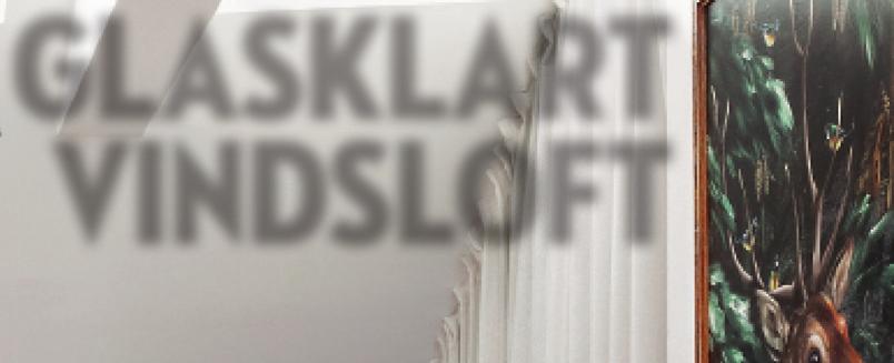 Till höger ovan soffan från Minotti hänger en special målad tavla av Ernst Billgren som även gjort flera andra konstverk i våningen. I soffan ligger kuddar från Nordiska galleriet.