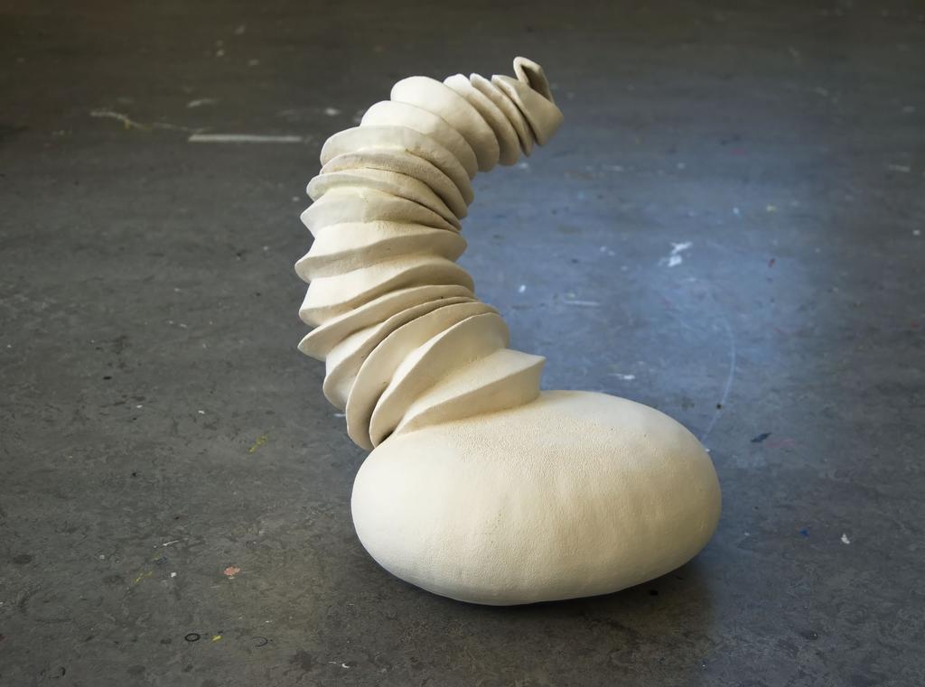 SKULPTUR 1, VILJAN Skulpturen utgår från en cirkulär form och veckar sig snett vridet uppåt. Jag har förut försökt göra liknande skulptur men då har den veckade delen brutits och gått av.