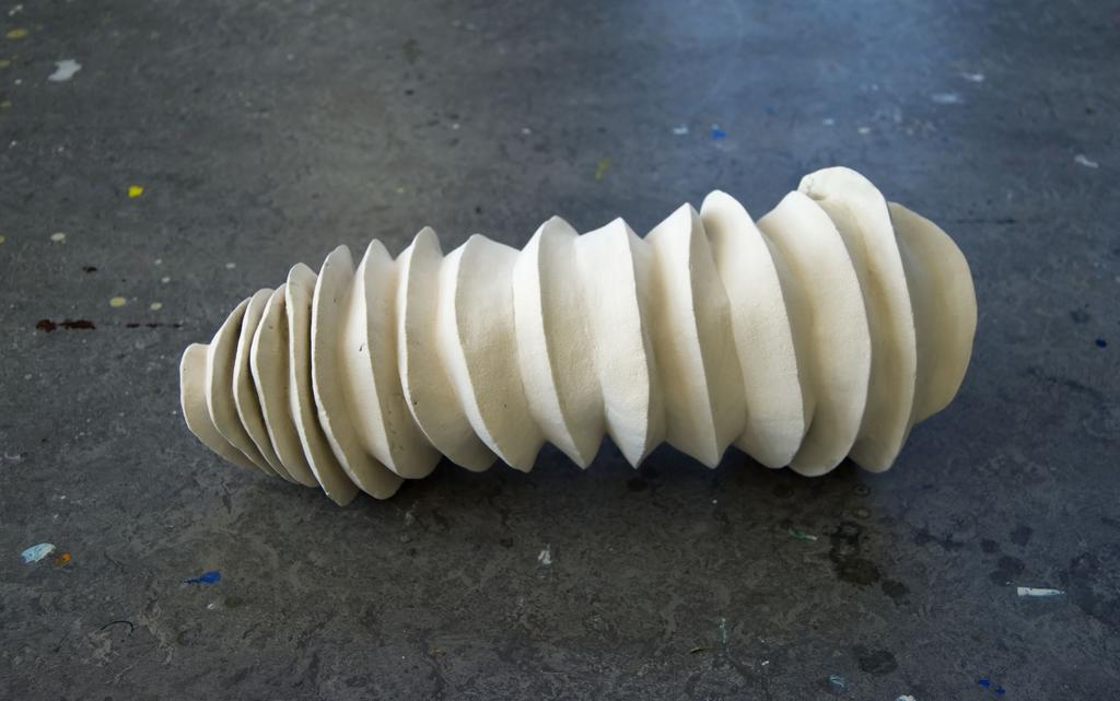 SKULPTUR 3, KÄMPEN En liggande spiral liknande skulptur som man kan se in ifrån båda håll. Den har både en tydlig insida och utsida.