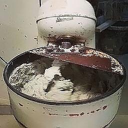 LERA Jag har nu använt mig av papperslera som jag blandade av toapapper och stengodsleran C920. Pappersleran kunde torka under arbetsts gång och ändå kunde jag fortsätta mitt arbete.