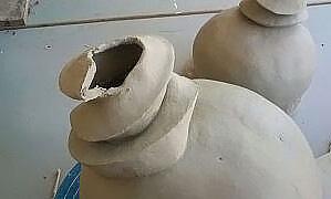 Därför gjorde jag tester på hur mycket leran tålde. Jag tog lerkorvar och lade mellan sättstöd för att se om de ska sjunka eller ändras under bränning. Samt att jag gjorde korvar som stod rätt upp.