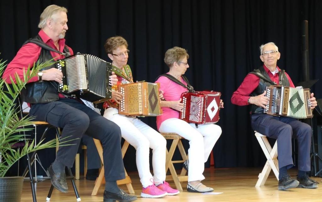 Först ut att framföra de tre valda styckena var kören från Mönsterås FYRKLÖVERN Därefter spelade Fyrklövern, som hanterar sina durspel med bravur och sprudlande glädje.