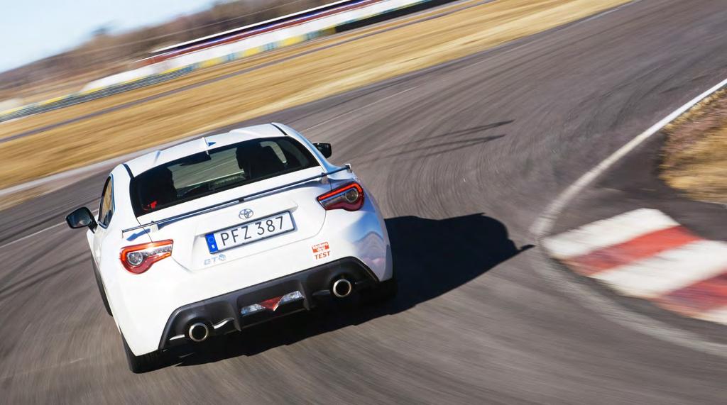 < Jörgen hos Öhlins Auto orden i Karlstad låter svarven gå för att justera en spacerplatta. < Den slutgiltiga inställningen ger en klockren upplevelse på banan!