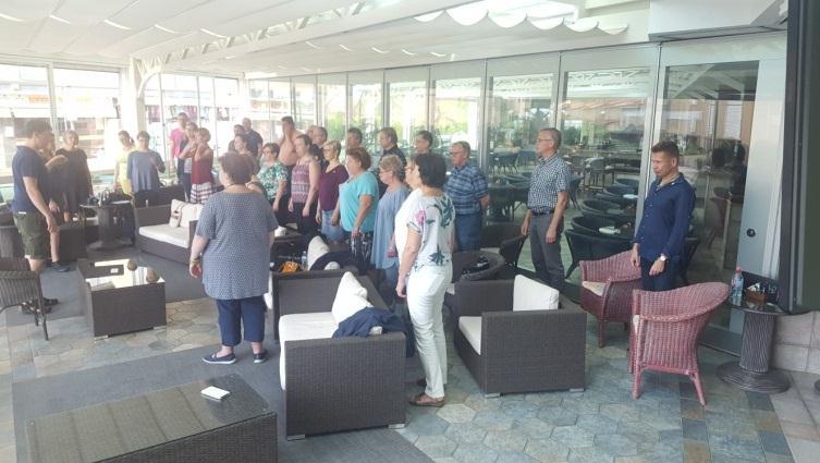 24 på kvällen (efter tävlingskonserten i Barcelona) eller frukost 05.