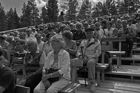tiden med i handlingen som en förenande musikalisk länk påminnande om Finlands utsatta läge i famnen på stormakten i öster.