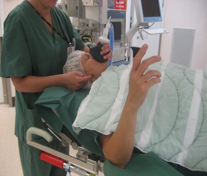 Reagerar patienten med arm-handrörelser, rynkar ansiktet, vänta ytterligare 30 60