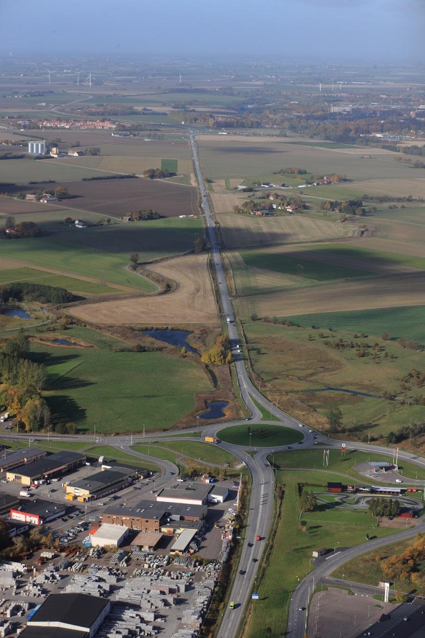 Miljö Landskap Vägen ligger i en rak sträckning genom ett öppet åkerlandskap Vägen är placerad både i skärning och på bank med i huvudsak god utblick och kontakt med landskapet.