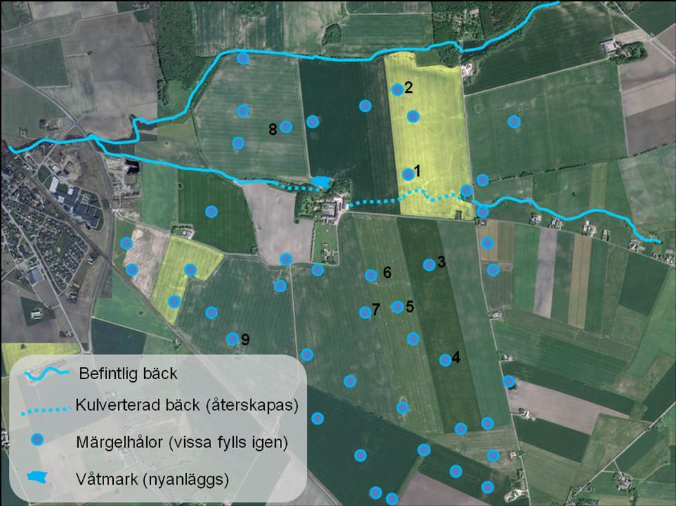 Figur 3. Ett tidigare känt läge där en bäcksträcka är kulverterad ca 800 m (streckad linje). Genom att åter öppna upp kulverten och iordningställa bäcken får man dels en ny miljö för t.ex.