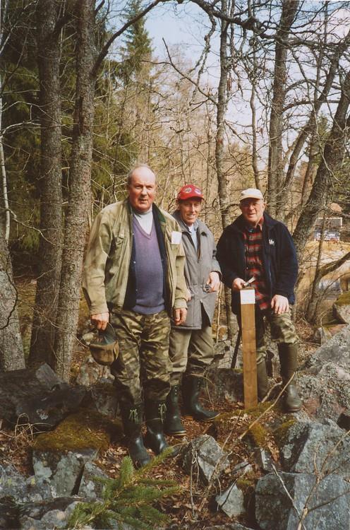 Uppsättning av stolpe med skylt, 29 april 2004, vid Trombäljens gamla kvarn som fanns före 1891.