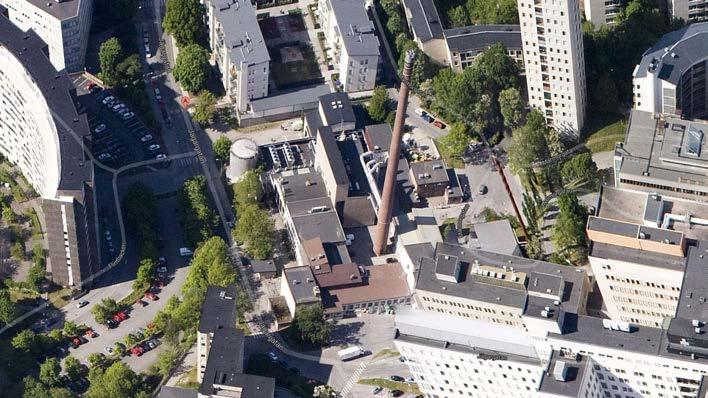 Sjukhuset har en tydlig öst-västlig riktning med långa fasader som annonserar sig ut mot Årstaviken. Bakom sin södra långsmala fasad breder sjukhuset ut sig i breda volymer och smala ljusgårdar.
