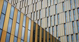 Referensbilder fasadsystem 7 GESTALTNINGSPROGRAM 7.2 Invändig gestaltning God orienterbarhet är ett prioriterat projektmål från SLL. Det är viktig både för personal och patienter.