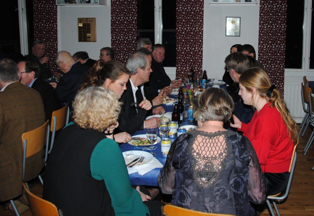 ETT BORD MED MÅNGA HUNGRIGA VARGAR. PRISTAGARE VID DETTA BORD FAMILJEN LUNDGREN, HANS-OLOF, MARIA OCH KICKI.