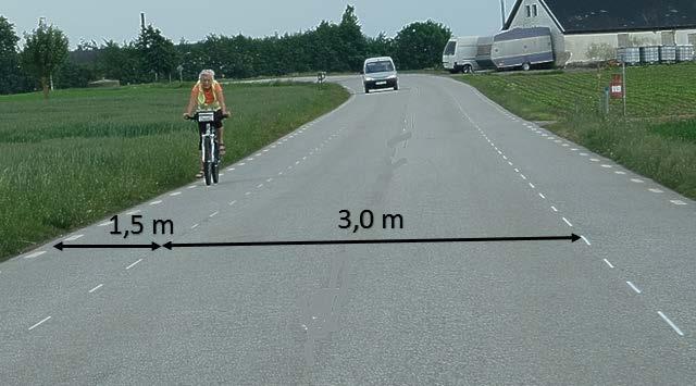 hämta in erfarenheter. Dessa kan sammanfattas: Bra genomförande av prickning Relativt enkelt få till fast centrerad körbanebredd Figur 23.