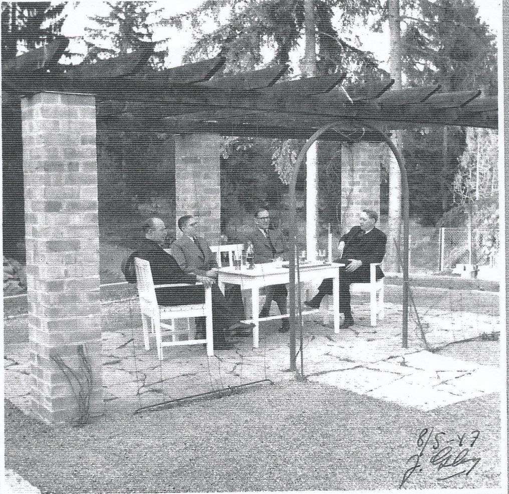 (Bild 15) Foto från trädgårdarna 8 maj 1947.