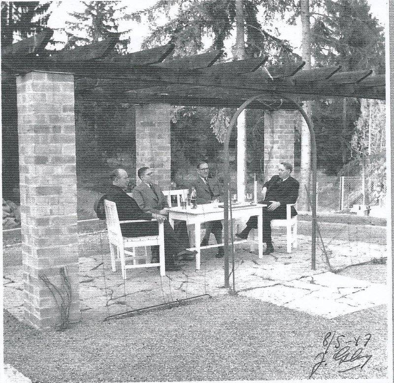 (Bild 15) Foto från trädgårdarna 8 maj 1947.