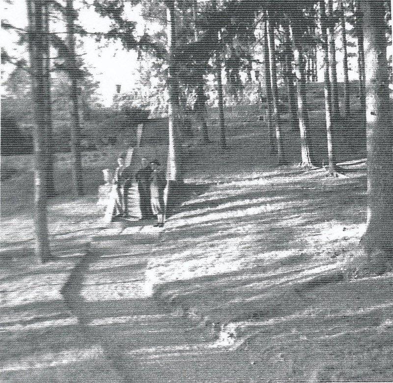 (Bild 16) Foto från trädgårdarna 8 maj 1947.