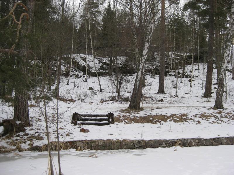 (Bild 3) Stensatta kanter vid Stångån med terasserna