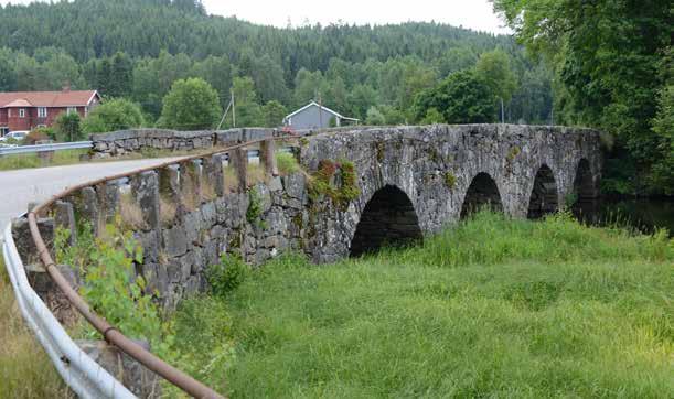 Stenvalvsbron vid Segloraberg från 1905 är en drygt sekelgammal konstruktion som med sina fyra rundbågiga valv, de uppdragna sidobarriärena och de kraftfullt utskjutande isbrytarnosarna tar sin plats