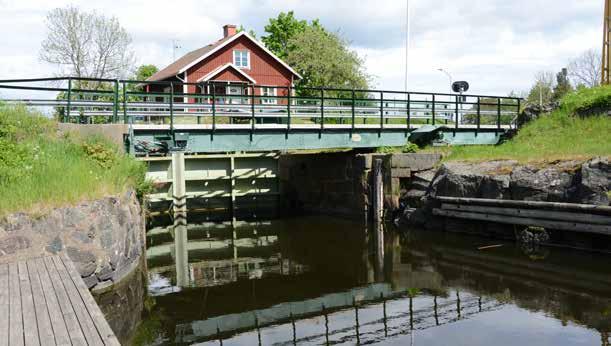 15-75-1 Bro över Dalslands kanal vid Köpmannebro En liten och nyligen renoverad svängbro över Dalslands kanal vid Köpmannebro.