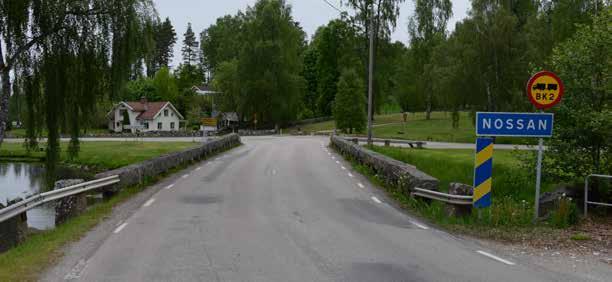 I takt med att nya beläggningar har höjt slitskiktet på brobanan upplevs räckenas överliggare mer och mer som