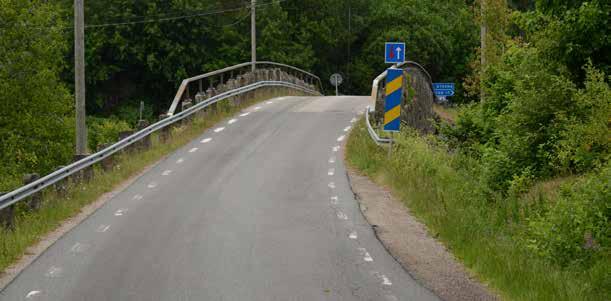 Trafikanterna har goda möjligheter att se bron före överfart tack vare de korsningar som finns i anslutning till