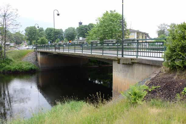 15-85-1 Bro över Ätran vid Svenljunga kyrka Den spännarmerade balkrambron från 1955 tillhör den första generationen spännarmerade broar i landet.