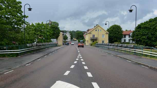 Trafiken över bron är livlig och gående har trottoarer på båda sidor om körfälten.