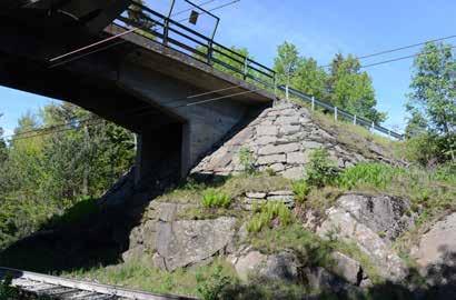 Nedan: Rambenen omges av välgjorda stenskoningar som även fungerar som avslutnignar på de höga bankarna.