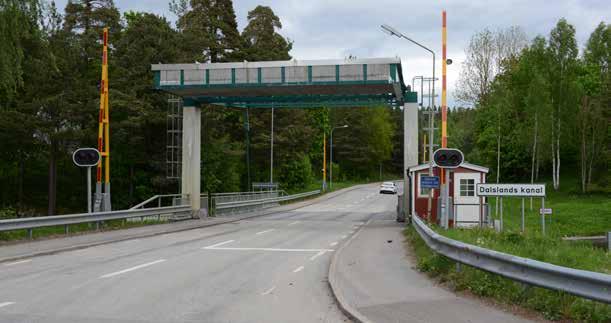 samt bommar. Kanalbrinkarna avslutas med sprängsten vid brons landfästen en kanske inte helt lyckad estetisk lösning.