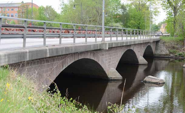 16-119-1 Bro över Tidan vid Vads kyrka, Tidan Den trespänniga stenklädda betongbron över Tidan är elegant utförd med välgjorda bärvek och slank form.