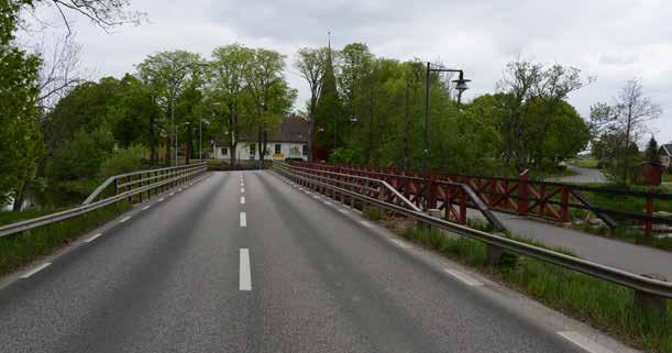 rödmålade räcken.