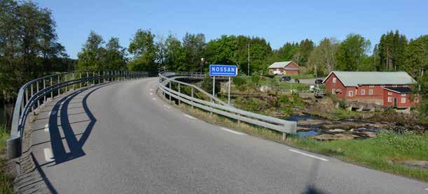 Trafikanterna leds över bron i en lång kurva, vilket gör att man kan se både hindret