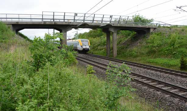 16-233-1 Viadukt över Västra stambanan vid Odensberg Viadukten över Västra stambanan vid Odensberg är en tidstypisk bro från 1930 talet.