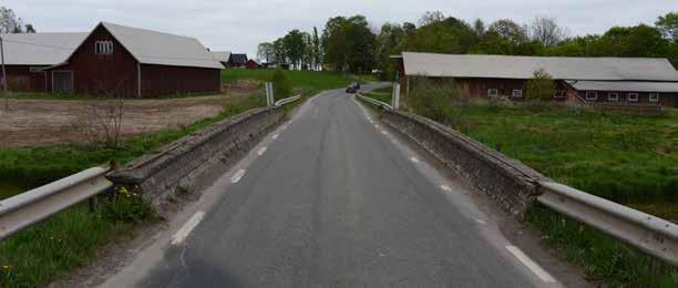 Mittstödet har en liten pelarnos på uppströmssidan (se motstående sida) men saknar